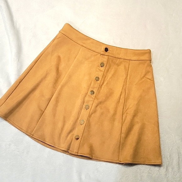đź’ĄPRICE DROPđź’ĄTan suede button down skirt - Picture 1 of 5